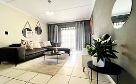 15Min To Or Tambo Perfect Long Stay Wifi & Netflix